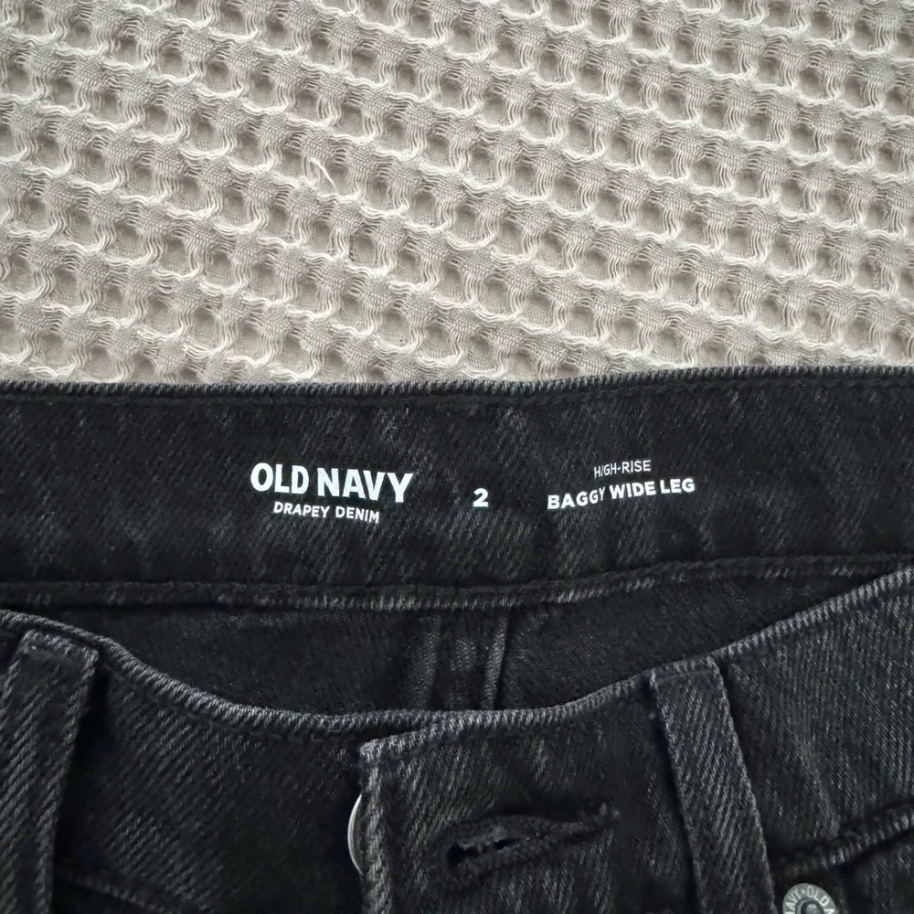 Old Navy High-Waisted Baggy Wide-Leg Jeans (Size 2- NEW W/ TAGS) in black - Picture 3 of 4